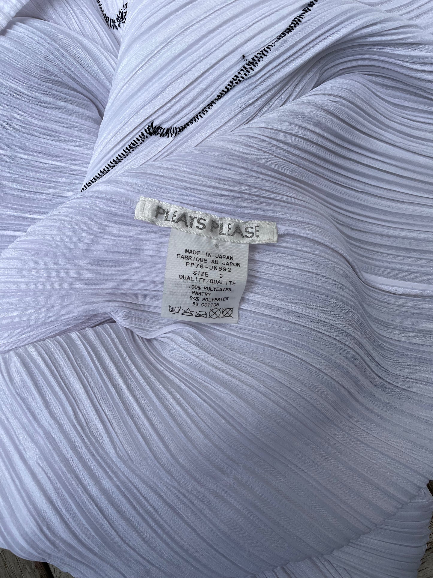 Issey Miyake - Haut plissé blanc avec motif pingouin texturé