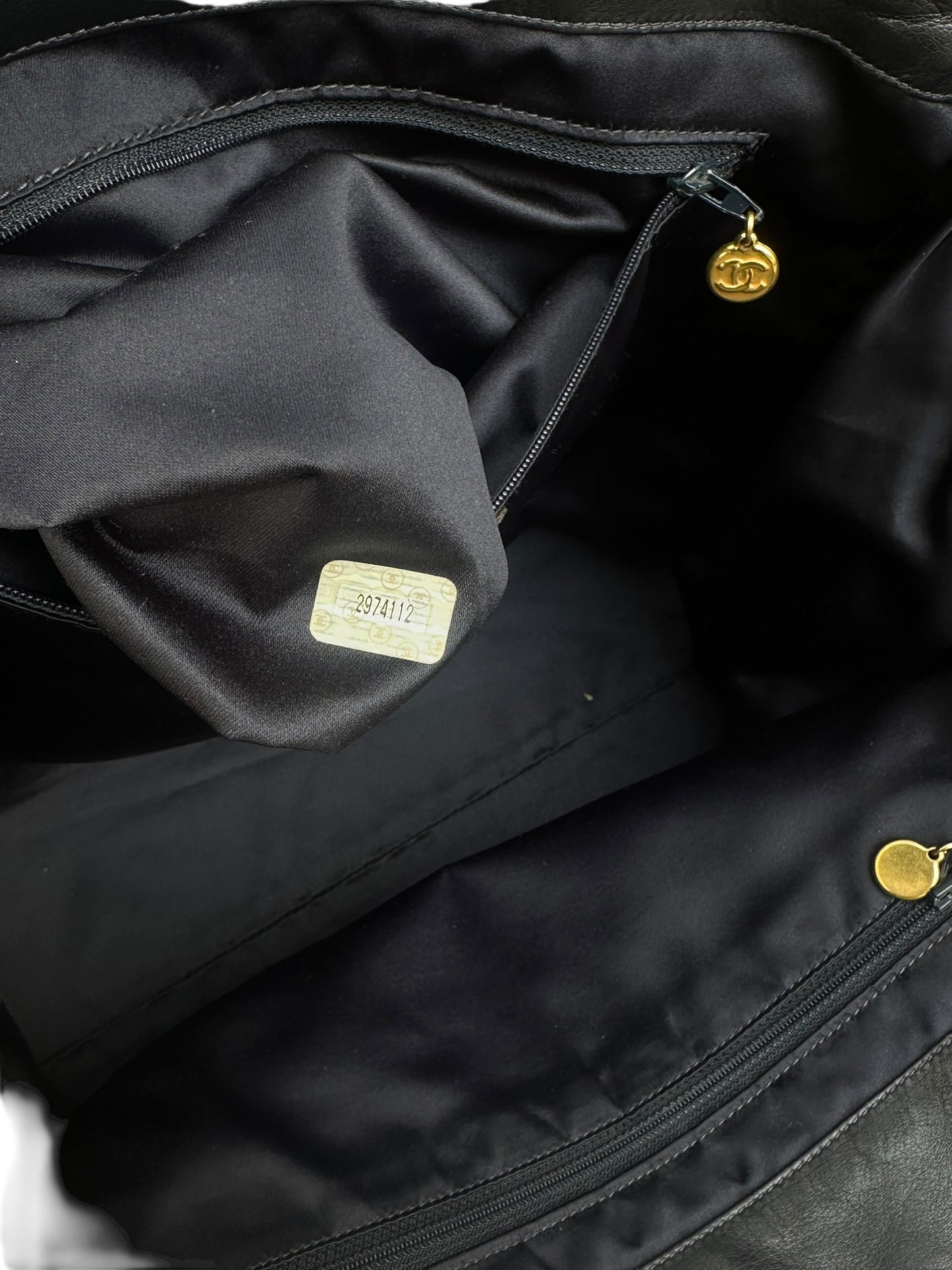 CHANEL VINTAGE BLACK LEATHER SHOULDER BAG — 1990s / EARLY 2000s