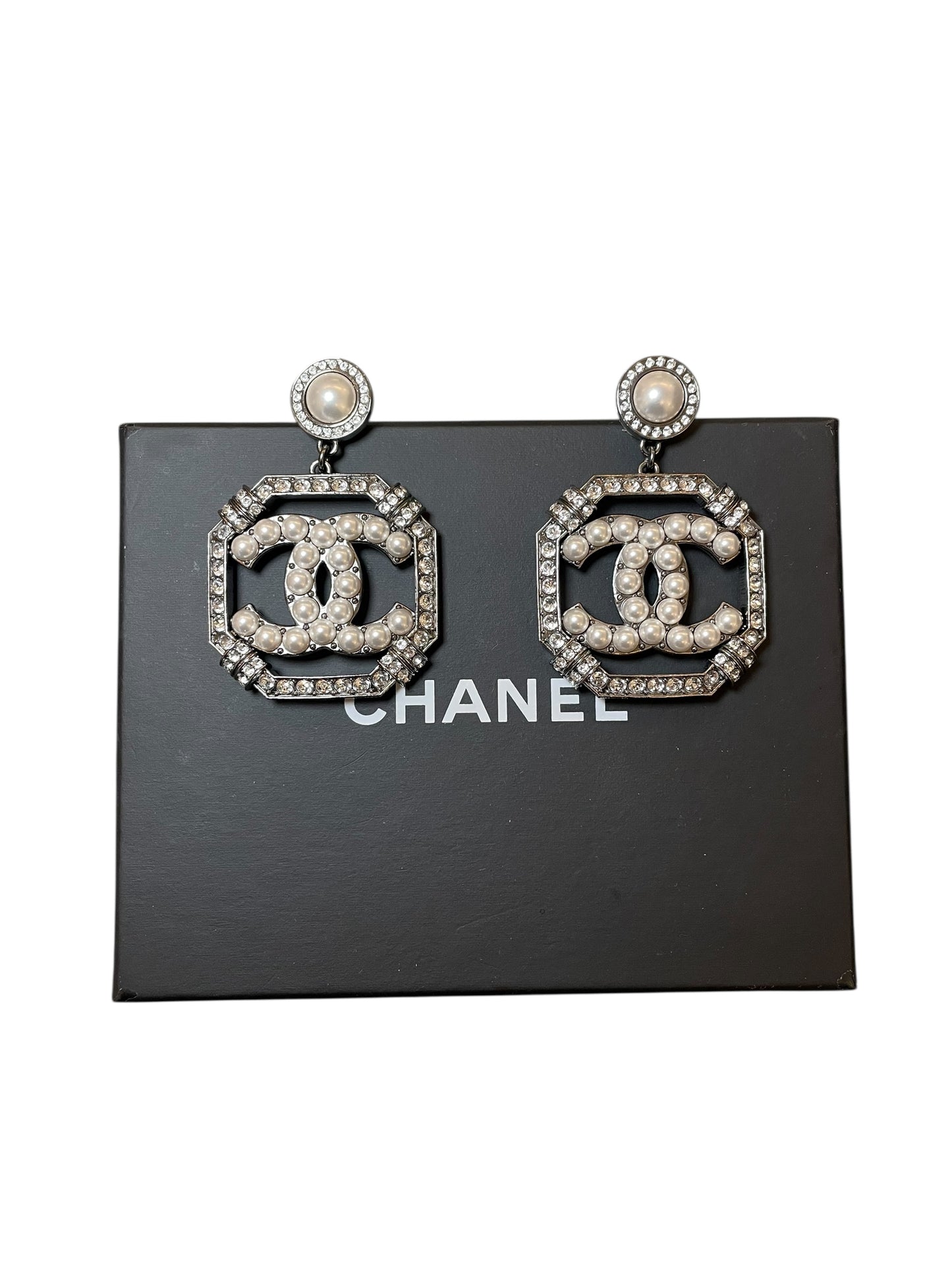 Chanel pearls and rhinestones earrings