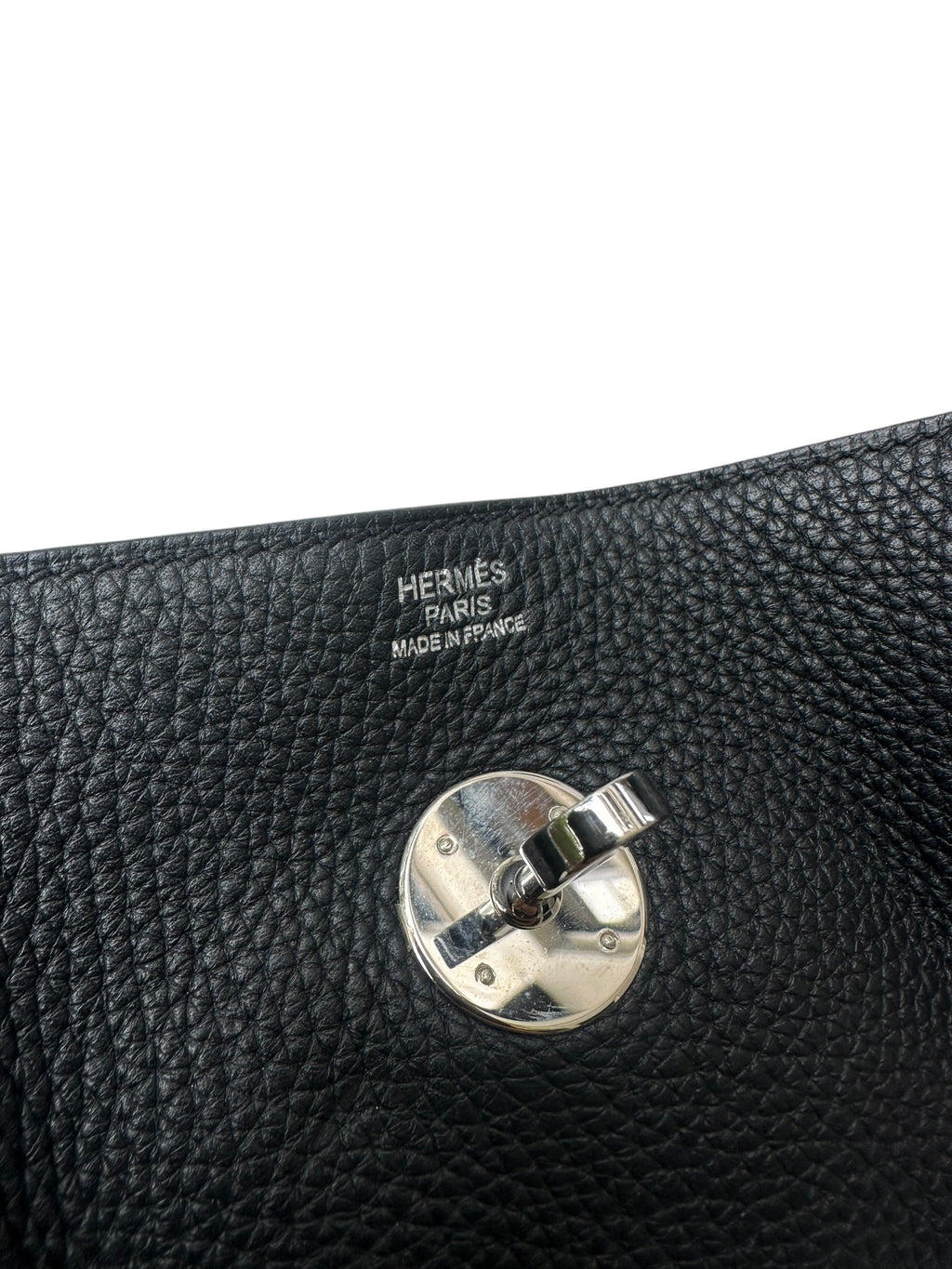 Sac Hermès Lindy 26 en cuir Clémence noir avec attributs palladium